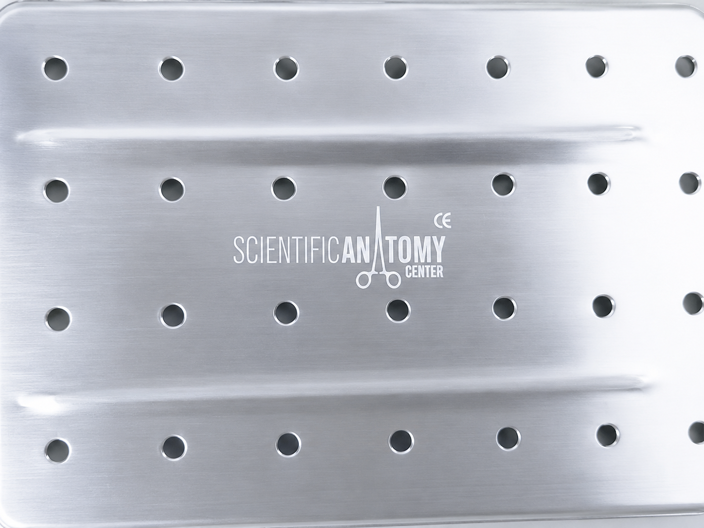 Bandeja quirúrgica con el logotipo Scientific Anatomy Center grabado